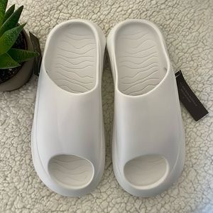 Trillium Palmer White Slide Sandals